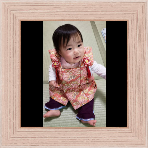 おんなのこ、〇歳、すこしだけのえがお